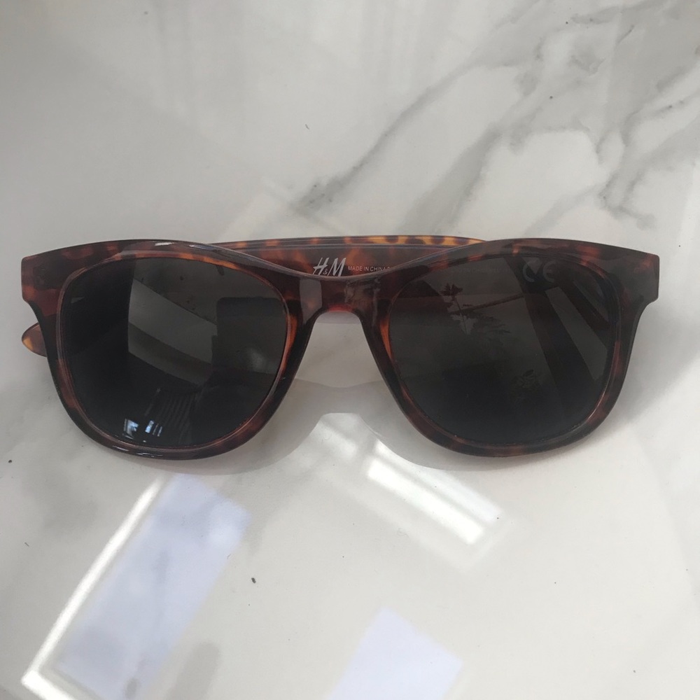 Women’s H&M tortoise shell sunglasses